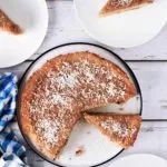 Habt ihr schon einmal ein Stück vom Traumkuchen gegessen? Ok, ich gebe zu, dass der Kuchen optisch nicht so der Knaller ist. Um den Kuchen farblich etwas freundlicher zu gestalten, habe ich noch ein paar weiße Kokosraspeln über den Kuchen gestreut. Aber ich war gespannt, warum dieser Kuchen Traumkuchen heißt. Ich habe ihn vor kurzem zubereitet, und obwohl er nicht die perfekte äußere Schönheit besaß, war er der köstlichste Kuchen, den ich seit langem probiert habe. Die Zubereitung war recht einfach, und ich fand es besonders schön, dass ich ein traditionelles dänisches Rezept ausprobiert habe. Die Basis des Kuchens ist ein einfacher Teig, der sich wunderbar leicht und luftig anfühlt. Als ich den Kuchen aus dem Ofen nahm, erfüllte der verlockende Duft von Vanille und frisch gebackenem Kuchen die Küche. Aber der wahre „Traum“ des Danish Dream Cake liegt in der Kruste. Eine großzügige Menge Kokosraspeln, Butter und dunklem braunen Zucker bildet eine knusprige und leicht karamellisierte Schicht auf der Oberseite des Kuchens. Der Danish Dream Cake ist definitiv ein Rezept, das ich in meine Sammlung aufnehmen werde. Ich kann es kaum erwarten, ihn wieder zu backen und ihn vielleicht sogar ein wenig zu dekorieren, um seine Pracht zu unterstreichen. Aber ganz ehrlich, selbst wenn er nicht so perfekt aussieht, weiß ich, dass er immer noch der leckerste Kuchen sein wird, den ich je gegessen habe.