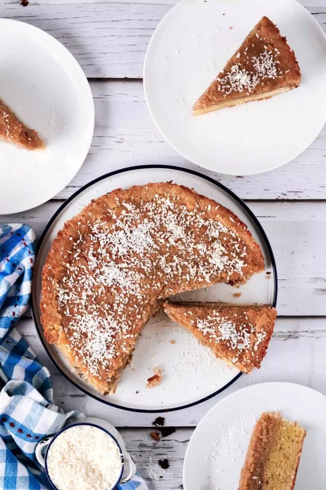 Habt ihr schon einmal ein Stück vom Traumkuchen gegessen? Ok, ich gebe zu, dass der Kuchen optisch nicht so der Knaller ist. Um den Kuchen farblich etwas freundlicher zu gestalten, habe ich noch ein paar weiße Kokosraspeln über den Kuchen gestreut. Aber ich war gespannt, warum dieser Kuchen Traumkuchen heißt. Ich habe ihn vor kurzem zubereitet, und obwohl er nicht die perfekte äußere Schönheit besaß, war er der köstlichste Kuchen, den ich seit langem probiert habe. Die Zubereitung war recht einfach, und ich fand es besonders schön, dass ich ein traditionelles dänisches Rezept ausprobiert habe. Die Basis des Kuchens ist ein einfacher Teig, der sich wunderbar leicht und luftig anfühlt. Als ich den Kuchen aus dem Ofen nahm, erfüllte der verlockende Duft von Vanille und frisch gebackenem Kuchen die Küche. Aber der wahre „Traum“ des Danish Dream Cake liegt in der Kruste. Eine großzügige Menge Kokosraspeln, Butter und dunklem braunen Zucker bildet eine knusprige und leicht karamellisierte Schicht auf der Oberseite des Kuchens. Der Danish Dream Cake ist definitiv ein Rezept, das ich in meine Sammlung aufnehmen werde. Ich kann es kaum erwarten, ihn wieder zu backen und ihn vielleicht sogar ein wenig zu dekorieren, um seine Pracht zu unterstreichen. Aber ganz ehrlich, selbst wenn er nicht so perfekt aussieht, weiß ich, dass er immer noch der leckerste Kuchen sein wird, den ich je gegessen habe.