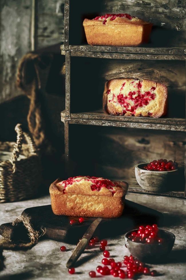 Diese kleinen roten Johannisbeeren haben es mir dieses Jahr angetan. Ich liebe ihre unverhohlene Säure und ihre schimmernde Juwelenqualität. Der Kuchen selbst ist pure Einfachheit und habe mich entschieden, ihn in kleine Mini-Kuchen umzuwandeln. Sie sind die perfekte Größe, um sie morgens mitzunehmen, sei es zum Frühstück oder als Leckerbissen zu meinem Nachmittagskaffee.