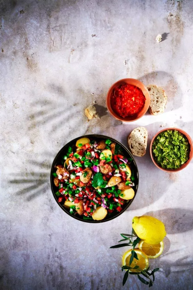 Ensalada de Papas Arrugadas – der Runzelkartoffelsalat Eintauchen in die Welt von Gran Canaria bedeutet nicht nur atemberaubende Strände, spektakuläre Dünen und sonniges Wetter zu erleben, sondern auch die sinnliche Verlockung der Inselküche. Eine dieser verlockenden Köstlichkeiten ist der Ensalada de Papas Arrugadas, besser bekannt als Runzelkartoffelsalat. Ein Name, der klingt wie ein Lied auf den Lippen.