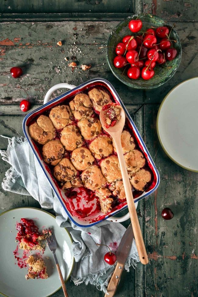 Ich liebe Kirschen und ich liebe Kekse. Aus dieser Liebe ist ein großer Kirsch-Keksauflauf entstanden. Wenn das Dessert aus dem Ofen kommt, genieße es am besten noch lauwarm. Der Duft von frischen Kirschen und dem knusprigen Keksteig wird dich sofort verzaubern.