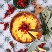 Wenn ich an Omas Johannisbeer-Schmandkuchen denke, erinnere ich mich vor allem an die Sommer, in denen Oma unermüdlich die Johannisbeersträucher in ihrem Garten abgeerntet hat. Es schien, als hätte sie nie endende Reihen dieser Sträucher, die jedes Jahr im Sommer unter der Last der leuchtend roten Johannisbeeren zu erzittern schienen.