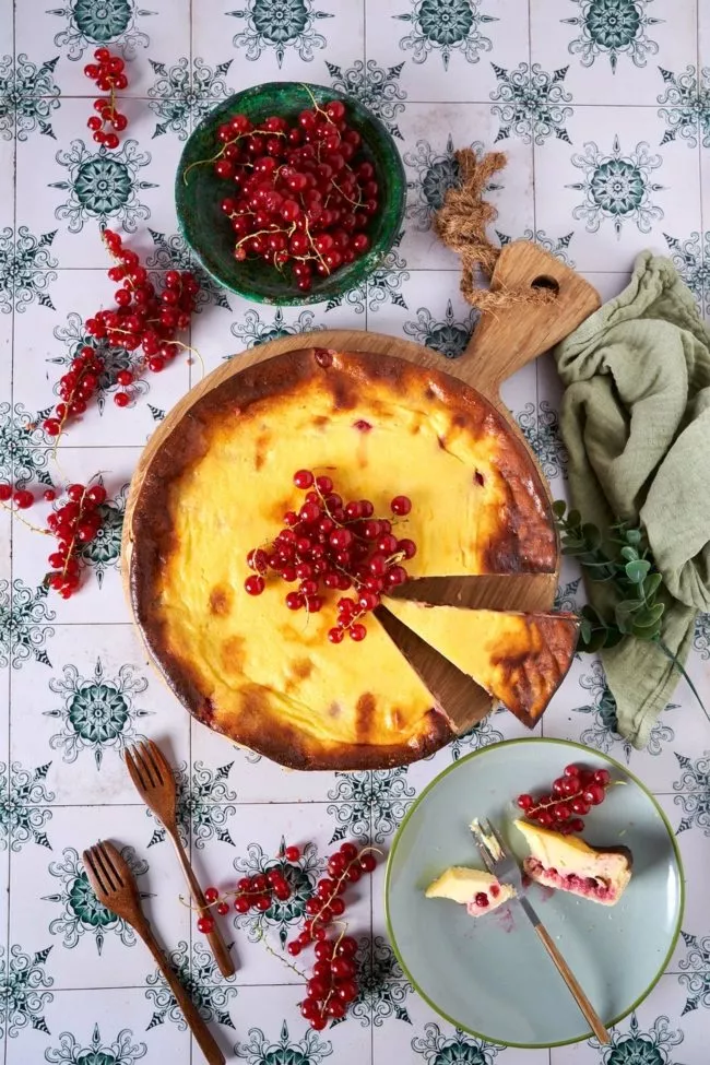 Wenn ich an Omas Johannisbeer-Schmandkuchen denke, erinnere ich mich vor allem an die Sommer, in denen Oma unermüdlich die Johannisbeersträucher in ihrem Garten abgeerntet hat. Es schien, als hätte sie nie endende Reihen dieser Sträucher, die jedes Jahr im Sommer unter der Last der leuchtend roten Johannisbeeren zu erzittern schienen.