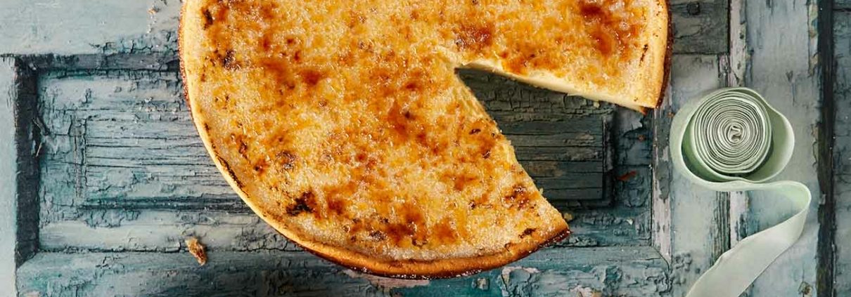 Klopf klopf, hört ihr die Zuckerkruste? Ein cremiger Cheesecake mit Zuckercrunch! Dieser verführerische Crème brûlée Cheesecake kombiniert das Beste aus beiden Welten und sorgt für eine wahre Geschmacksexplosion auf der Zunge.