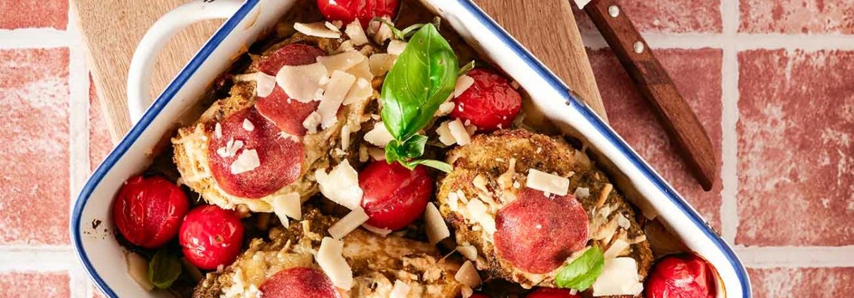 Keine Idee fürs Mittag- oder Abendessen? Schnell gemacht und dennoch köstlich! Probier doch mal diese leckeren überbackenen Pizza Pesto Hähnchen. In 10 Minuten vorbereitet und in 30 Minuten im Ofen gebacken. Schnelle Küche, schnelles Rezept.