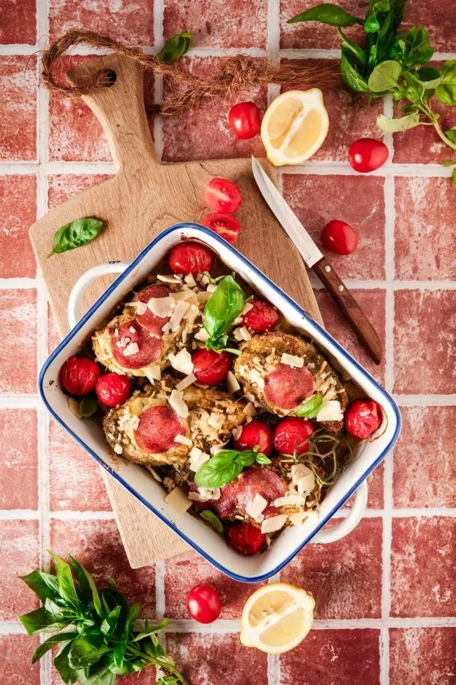 Keine Idee fürs Mittag- oder Abendessen? Schnell gemacht und dennoch köstlich! Probier doch mal diese leckeren überbackenen Pizza Pesto Hähnchen. In 10 Minuten vorbereitet und in 30 Minuten im Ofen gebacken. Schnelle Küche, schnelles Rezept.