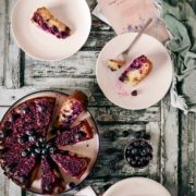 Willkommen im Landcafé, wo die Liebe zum Backen auf frische, saftige Heidelbeeren trifft. Jeder Bissen erzählt eine Geschichte von Sommerwiesen und ländlicher Geborgenheit.