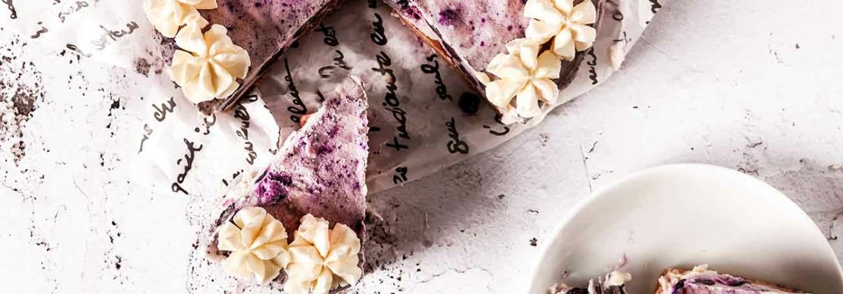 Mein Sommerkuchen, mit dem ich immer auf Gäste vorbereitet bin, denn du kannst diesen Frozen Cheesecake bis zu 2 Wochen vorher schon vorbereiten und hast so immer einen großartigen Kuchen parat.