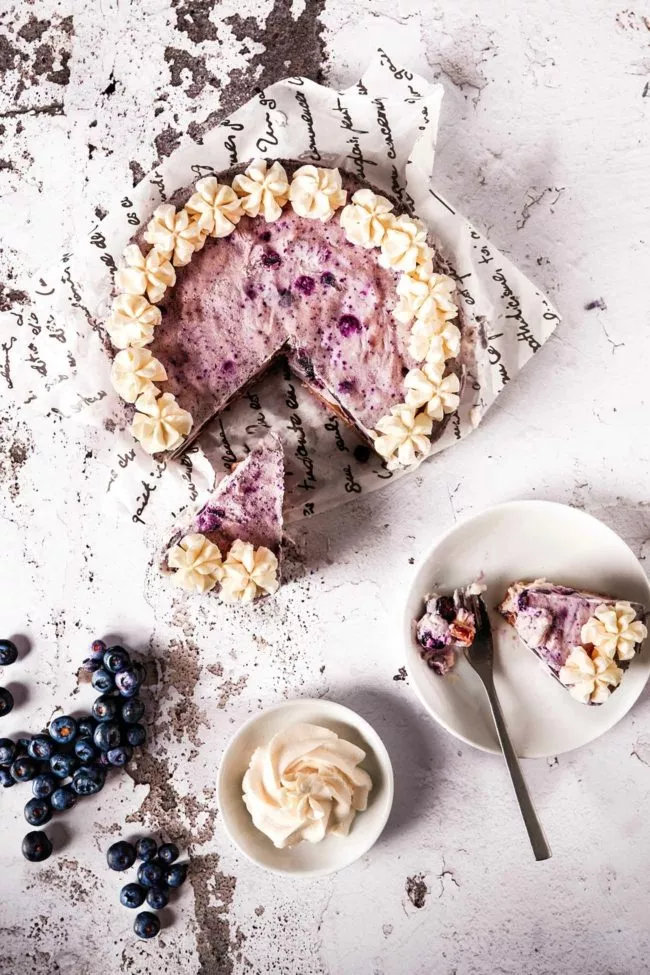 Mein Sommerkuchen, mit dem ich immer auf Gäste vorbereitet bin, denn du kannst diesen Frozen Cheesecake bis zu 2 Wochen vorher schon vorbereiten und hast so immer einen großartigen Kuchen parat.