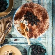 Das Tiramisu, ein Klassiker der italienischen Küche, hat sich seit Jahrhunderten als ein festes Lieblingsdessert in vielen Haushalten und auf Restaurantkarten weltweit etabliert. Doch immer wieder findet man einen Weg, diesem traditionellen Gericht eine frische Note zu verleihen. Der herzhafte Espresso, versüßt mit braunem Zucker und verfeinert mit einem Hauch von Brombeerlikör, legt den Grundstein für die geschmackliche Tiefe dieses Desserts. Der Likör bringt eine Fruchtigkeit in das Dessert, das es fast sinnlich wirkt.