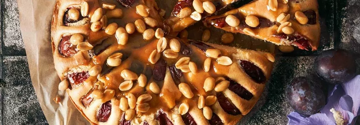 Einfaches Rezept für einen Pflaumenkuchen mit Erdnuss-Karamell