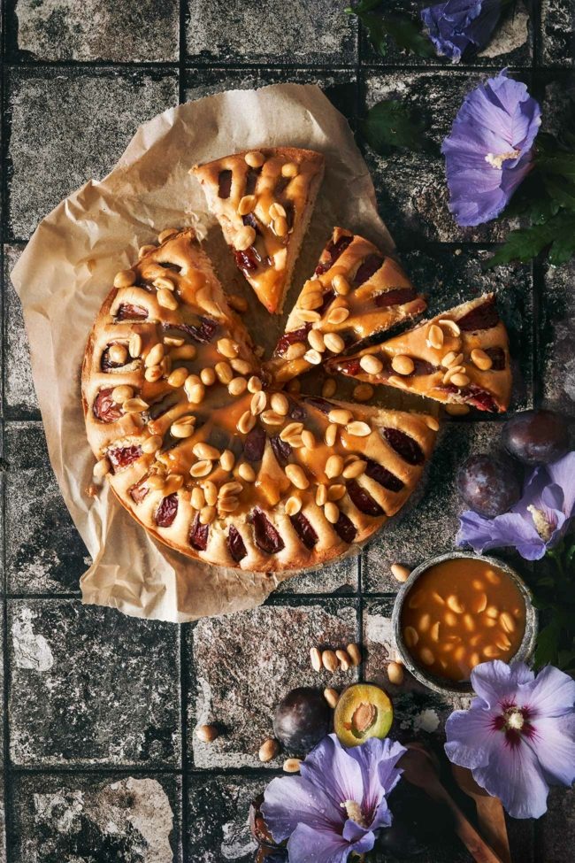 Einfaches Rezept für einen Pflaumenkuchen mit Erdnuss-Karamell