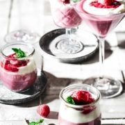 Stellt euch vor: Weiße Schokolade trifft auf frische Himbeeren - klingt das nicht nach der perfekten Kombi? Diese Mousse wird euch garantiert vom Hocker hauen! Und das Beste ist, dass das Rezept so einfach ist, dass ihr es selbst in eurem schlimmsten Snapchat-Scroll-Marathon hinkriegt.Weiße Schokolade und Himbeeren warten darauf, in eurer Küche ein Fest zu feiern. Also, schnappt euch die Schokolade, greift zu den Himbeeren und lasst uns diese unglaublich leckere Mousse zubereiten. Bereit für den süßesten Genuss ever? Let's go!