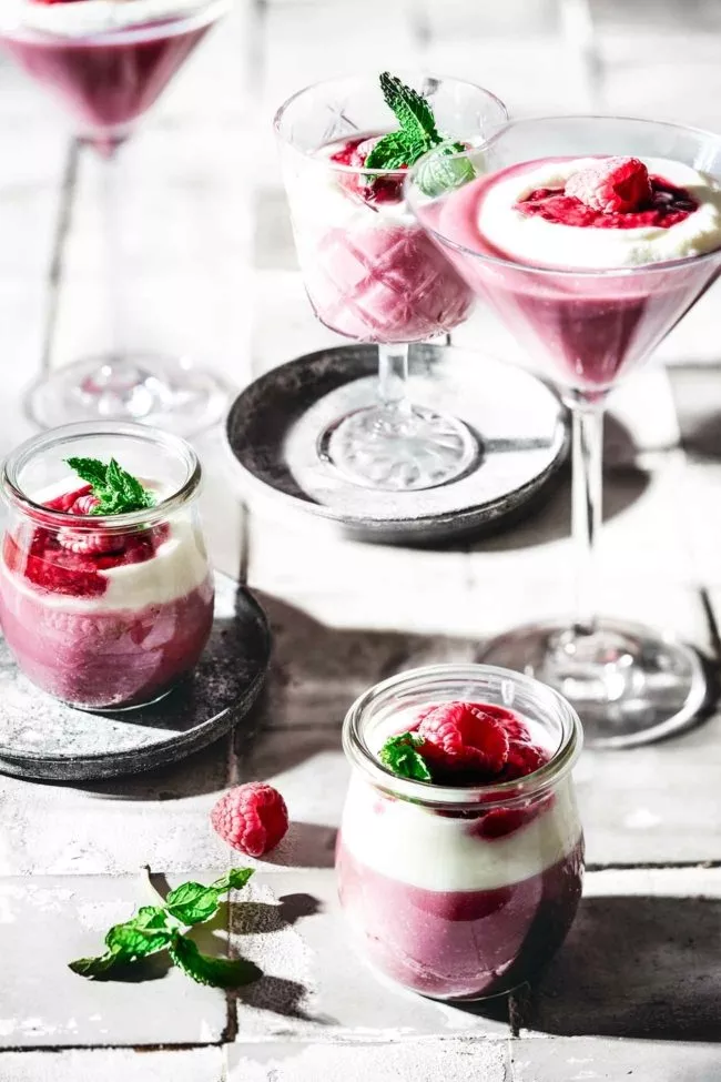 Stellt euch vor: Weiße Schokolade trifft auf frische Himbeeren - klingt das nicht nach der perfekten Kombi? Diese Mousse wird euch garantiert vom Hocker hauen! Und das Beste ist, dass das Rezept so einfach ist, dass ihr es selbst in eurem schlimmsten Snapchat-Scroll-Marathon hinkriegt.Weiße Schokolade und Himbeeren warten darauf, in eurer Küche ein Fest zu feiern. Also, schnappt euch die Schokolade, greift zu den Himbeeren und lasst uns diese unglaublich leckere Mousse zubereiten. Bereit für den süßesten Genuss ever? Let's go!