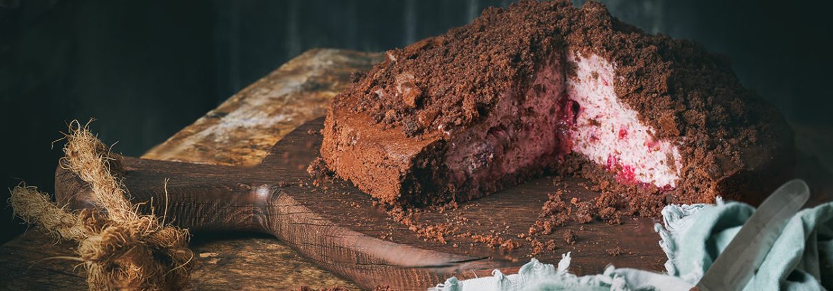Ich habe mich von einem deutschen Klassiker inspirieren lassen und habe einen Maulwurfkuchen gebacken, aber mit einem fruchtigen Kern voller roter Joghurt-Grütze. Der Kuchen vereint die dunklen, nussigen Noten von Kakao und Mandeln mit den süßen und leicht säuerlichen Aromen von der roten Grütze.