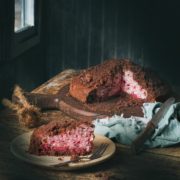 Ich habe mich von einem deutschen Klassiker inspirieren lassen und habe einen Maulwurfkuchen gebacken, aber mit einem fruchtigen Kern voller roter Joghurt-Grütze. Der Kuchen vereint die dunklen, nussigen Noten von Kakao und Mandeln mit den süßen und leicht säuerlichen Aromen von der roten Grütze.