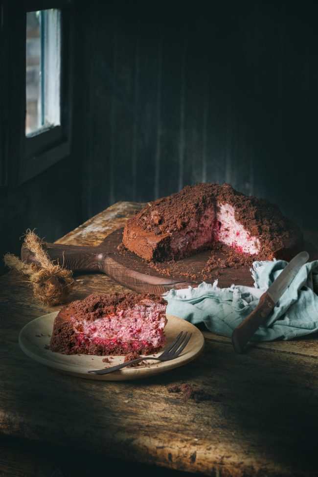 Ich habe mich von einem deutschen Klassiker inspirieren lassen und habe einen Maulwurfkuchen gebacken, aber mit einem fruchtigen Kern voller roter Joghurt-Grütze. Der Kuchen vereint die dunklen, nussigen Noten von Kakao und Mandeln mit den süßen und leicht säuerlichen Aromen von der roten Grütze.