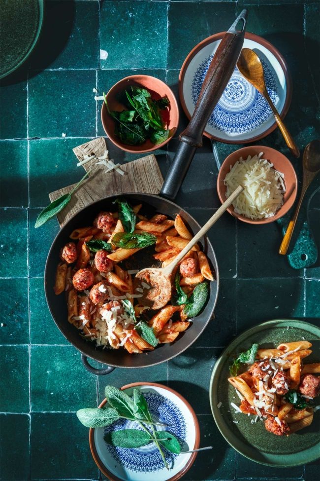 Quick & Easy Pasta-Pfanne: Ein Geschmacksflug nach Italien in unter 30 Minuten! Wenn du so bist wie ich, dann liebst du den Geschmack von Italien - frische Zutaten, kraftvolle Aromen und die herzhafte Wärme eines gut zubereiteten Gerichts