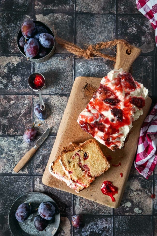 Ein Spätsommer-Highlight Es ist Pflaumenzeit! Wenn die Tage langsam kürzer werden und die Temperaturen fallen, dann gibt es nichts Besseres, als den süßen Duft von frisch gebackenem Pflaumenkuchen, der durch das Haus zieht. Doch dieser Kuchen ist nicht nur ein gewöhnlicher Pflaumenkuchen – er wird durch das sahnige Karamell-Pflaumen-Topping zu einem wahren Highlight!