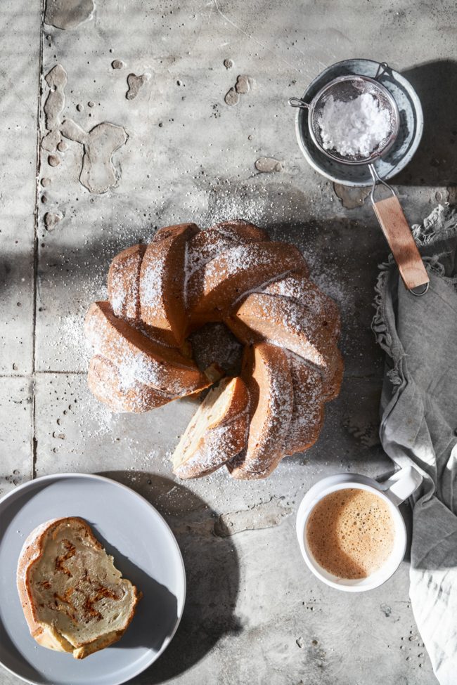 Beim ersten Schnuppern nach dem Öffnen des Backofens breitet sich ein wohltuender Duft von Bananen, gepaart mit der wärmenden Würze des Zimts aus. Ein Aroma, das sofort Bilder von gemütlichen Nachmittagen mit einer Tasse Tee und einem Stück Kuchen im Kopf entstehen lässt.