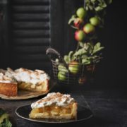 Aus den Tiefen des gemütlichen Bauernhofcafés präsentiere ich euch heute ein richtig leckeres Rezept: den Vanille Apfel-Schmandkuchen. Mein Apfel-Lieblingskuchen. Wer hätte gedacht, dass ein Kuchen mit so einfachen Zutaten solch tiefgehende Geschmackseindrücke hinterlassen kann? Aber genau das macht die Magie der Rezepte aus den Bauernhofcafés aus. Traditionelle Rezepte, die von Generation zu Generation weitergegeben werden, neu interpretiert. Es ist die cremige Schmandhaube, die diesen Kuchen wirklich besonders macht. Die Kombination von sahnigem Schmand mit einer leichten Vanillenote und einem Hauch Zimt …