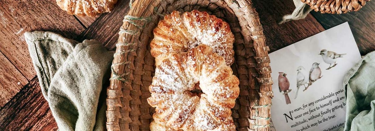Manchmal sind es die klassischsten Rezepte, die uns am meisten begeistern. Das Rezept könnte man fast als zu einfach betrachten, um es niederzuschreiben. Aber gerade wegen seiner Einfachheit, der kurzen Vorbereitungszeit und dem unglaublich leckeren Ergebnis, finde ich, sollte es jeder einmal ausprobiert haben. Süß, Säuerlich und Knusprig: Äpfel und Blätterteig sind für sich genommen schon ein Genuss. Kombiniere die süß-säuerliche Note der Äpfel mit dem butterweichen Blätterteig, und du hast eine Leckerei, die in wenigen Minuten fertig zum Genießen ist. Die Zimt-Zucker-Kruste sorgt für eine süß-würzige Komponente, die dem Ganzen den letzten Schliff gibt. Ob als schneller Snack für zwischendurch, als Highlight auf deinem nächsten Kaffeetisch oder einfach, um dir selbst eine Freude zu machen – diese Apfelringe sind ein Muss!