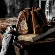 Es gibt diese seltenen Momente, in denen man ein neues Rezept ausprobiert und einfach überwältigt ist vom Ergebnis. Bei diesem Gugelhupf war genau das der Fall! Die Kombination aus Nuss-Nougat-Creme und Haselnüssen bringt nicht nur das Wasser im Mund zum Laufen, sondern garantiert auch einen saftigen, intensiven Geschmack. Der Kuchen ist wortwörtlich eine Geschmacksexplosion! Der Kuchen ist Genuss.