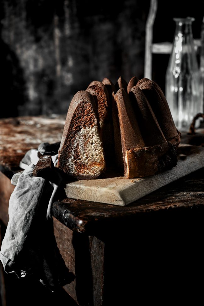 Es gibt diese seltenen Momente, in denen man ein neues Rezept ausprobiert und einfach überwältigt ist vom Ergebnis. Bei diesem Gugelhupf war genau das der Fall! Die Kombination aus Nuss-Nougat-Creme und Haselnüssen bringt nicht nur das Wasser im Mund zum Laufen, sondern garantiert auch einen saftigen, intensiven Geschmack. Der Kuchen ist wortwörtlich eine Geschmacksexplosion! Der Kuchen ist Genuss.