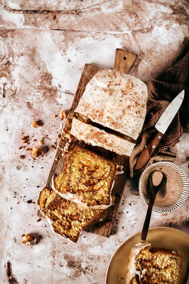 So einfach und dennoch ein geschmackliches Highlight. Der braune Zucker verleiht dem Kuchen eine tiefe, karamellige Note, die hervorragend mit der sanften Süße des Vanille-Teigs harmoniert. Der Zimtstrudel sorgt für einen wärmenden und zugleich spannenden Geschmack, während die Frischkäseglasur, eine cremige Süße liefert. Perfekt mit einer Tasse Kaffee oder Tee für die pure Gemütlichkeit.