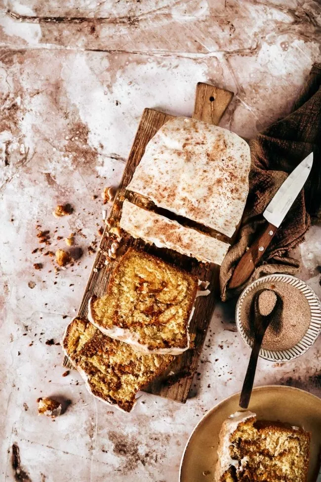 So einfach und dennoch ein geschmackliches Highlight. Der braune Zucker verleiht dem Kuchen eine tiefe, karamellige Note, die hervorragend mit der sanften Süße des Vanille-Teigs harmoniert. Der Zimtstrudel sorgt für einen wärmenden und zugleich spannenden Geschmack, während die Frischkäseglasur, eine cremige Süße liefert. Perfekt mit einer Tasse Kaffee oder Tee für die pure Gemütlichkeit.