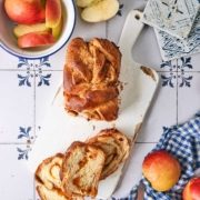 Aufgeschnittener Apfelkuchen Babka