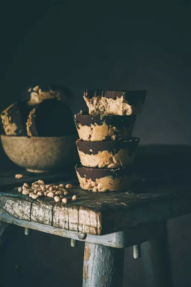 Mit diesem einfachen Rezept stellst du im Handumdrehen Erdnussbutter Weizenpops Cups her. Mit wenigen Zutaten und minimaler Zubereitungszeit erhältst du einen richtig leckeren Snack.