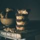 Mit diesem einfachen Rezept stellst du im Handumdrehen Erdnussbutter Weizenpops Cups her. Mit wenigen Zutaten und minimaler Zubereitungszeit erhältst du einen richtig leckeren Snack.