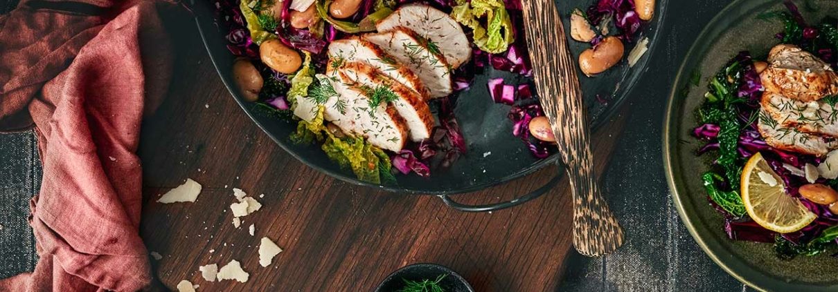 Dieses Rezept vereint europäisches Geflügel mit der Rustikalität von weißen Bohnen und dem frischen Kick von Zitrone und Dill. Aromen, die umarmen: Zarte Hähnchenbrust trifft auf das herb-süße Aroma von Rotkohl, während eine Prise Parmesan die Geschmacksnoten elegant abrundet. Ein Gericht, das nicht nur schmeckt, sondern auch ein Statement für Nachhaltigkeit setzt. Die europäische Geflügelwirtschaft ist führend in umweltfreundlichen Praktiken, reduziert Treibhausgasemissionen und fördert das Wohlergehen von Tieren. Ein echter Genuss mit gutem Gewissen!