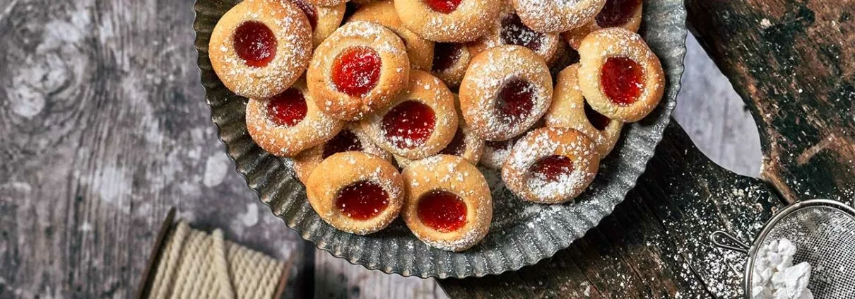 Weihnachtsplätzchen, Marzipan Nestchen mit Konfitüre