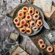 Weihnachtsplätzchen, Marzipan Nestchen mit Konfitüre