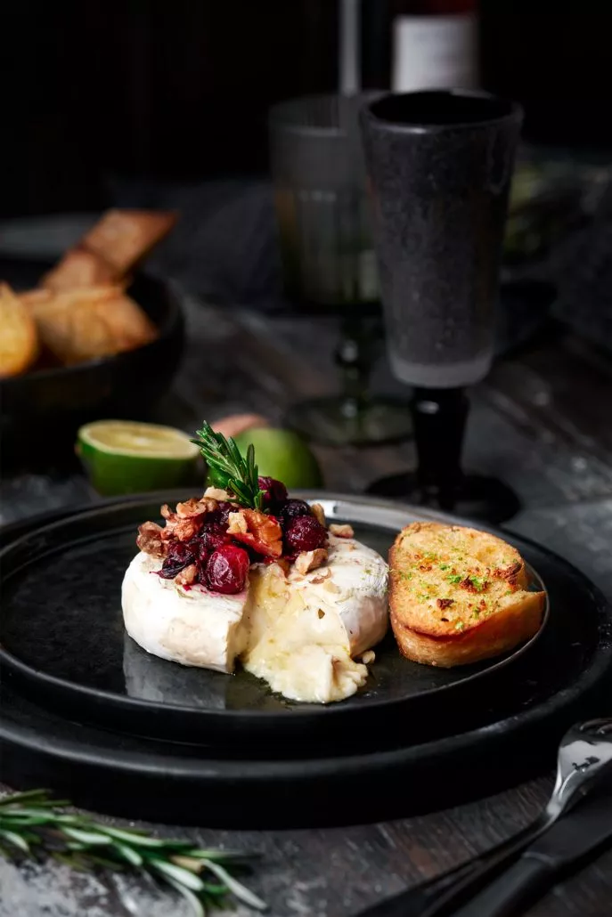 Glasierter Camembert mit Cranberry Chutney und das beste Knoblauchbrot ... Glasierter Camembert mit Cranberry Chutney und das beste Knoblauchbrot ...