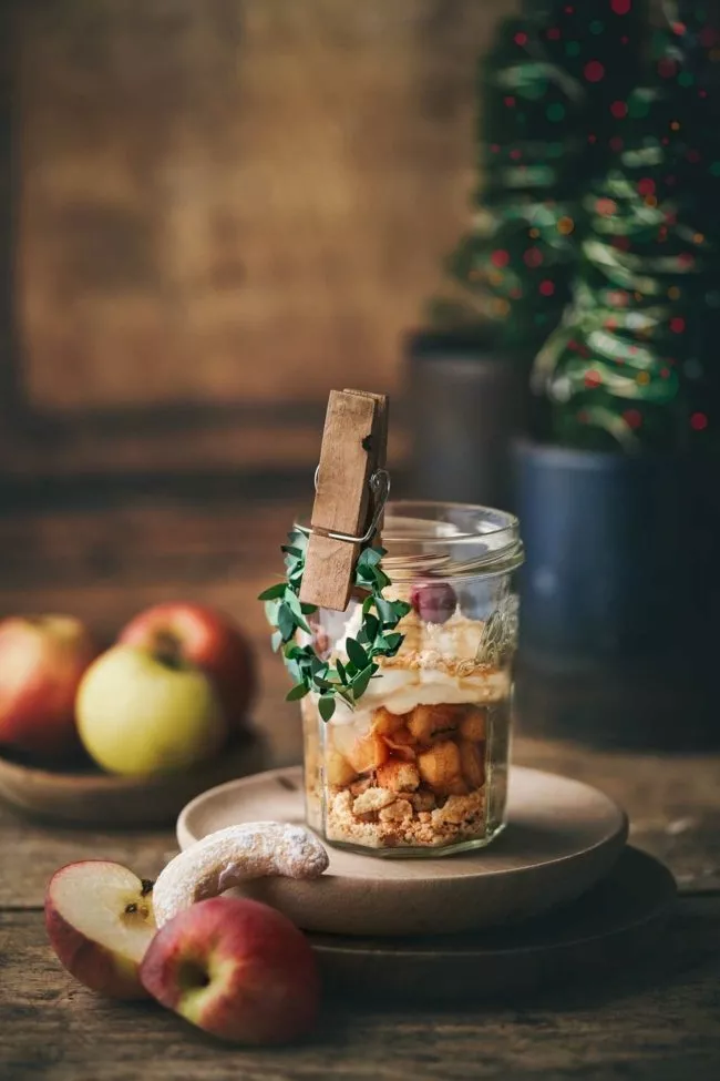 Bratapfeldessert im Glas für das Weihnachtsfest von Patrick Rosenthal