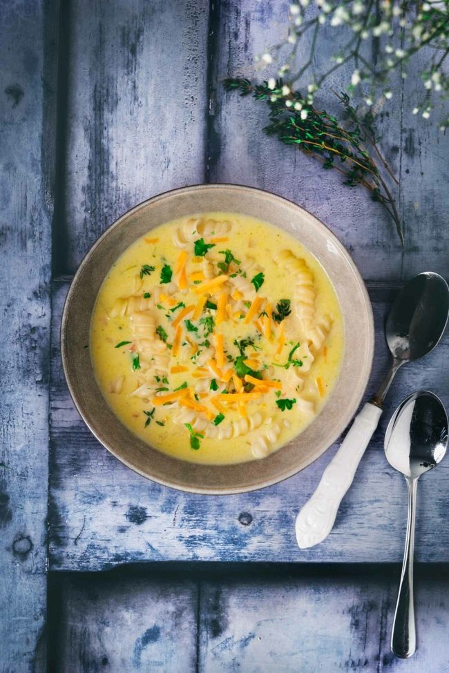 Käsesuppe mit Nudeln und Brokkoli