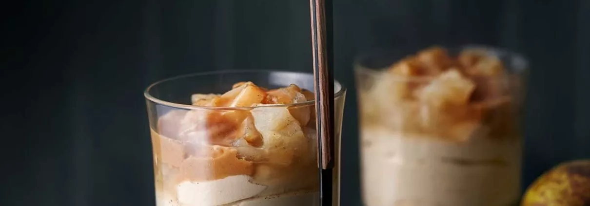 Dessert im Glas mit Birnen und Karamell Mousse