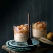 Dessert im Glas mit Birnen und Karamell Mousse