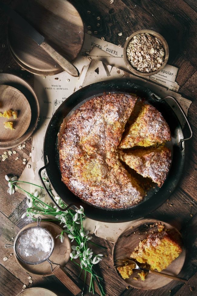 Karottenkuchen mit Mandelkruste auf Tisch