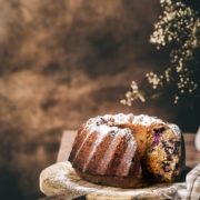 Aufgeschnittener Gugelhupf aus Karotten und Blaubeeren, rustikal angerichtet