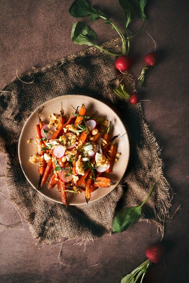 Schneller Karottensalat mit Radieschen und Ei