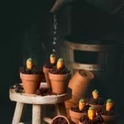kleine Karottenkuchen in Mini Tontöpfen