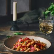 One pan pasta mit knusprigen Serranoschinken