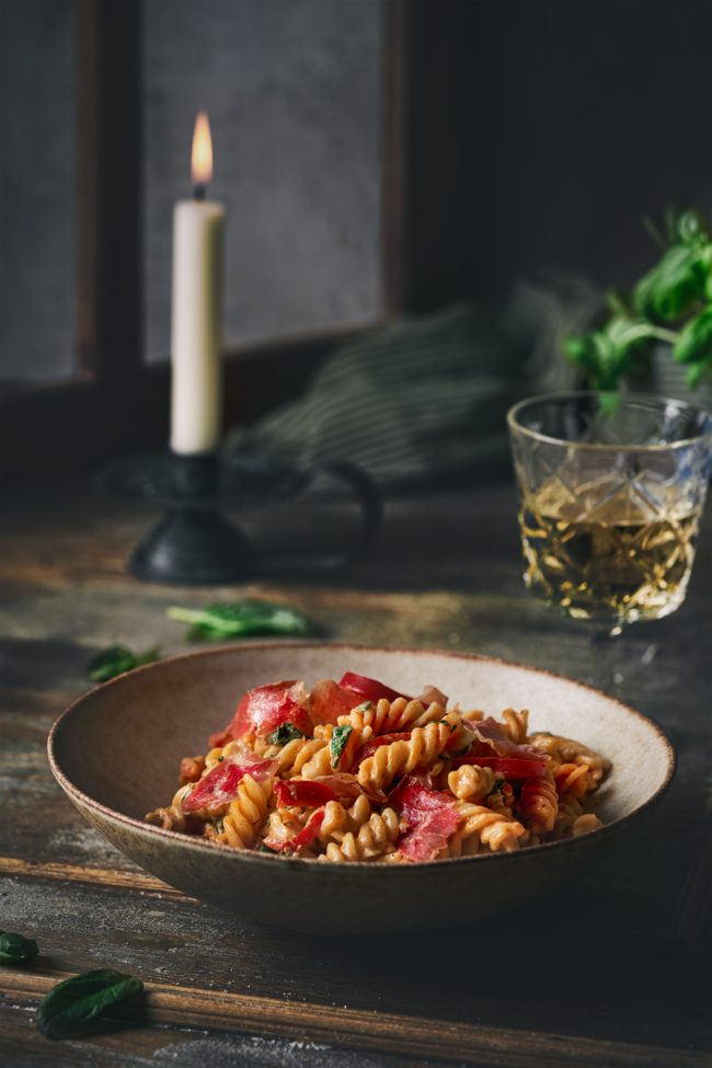 One pan pasta mit knusprigen Serranoschinken