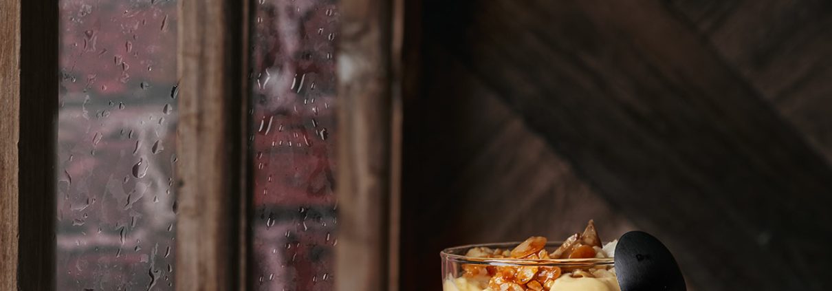Eierlikör Bienenstich Dessert im Glas mit Mandelkrokant