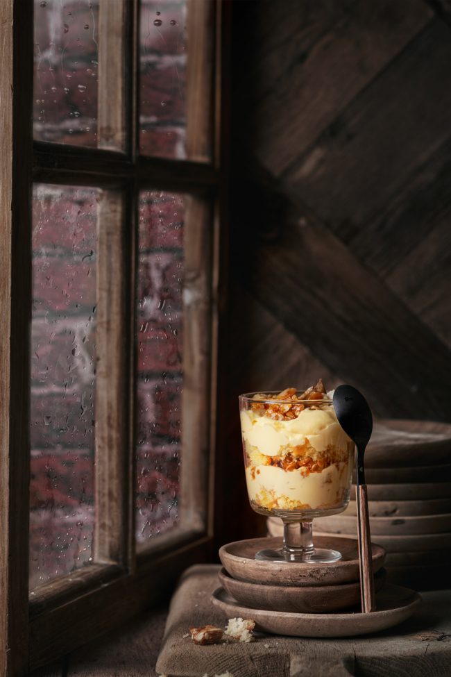 Eierlikör Bienenstich Dessert im Glas mit Mandelkrokant