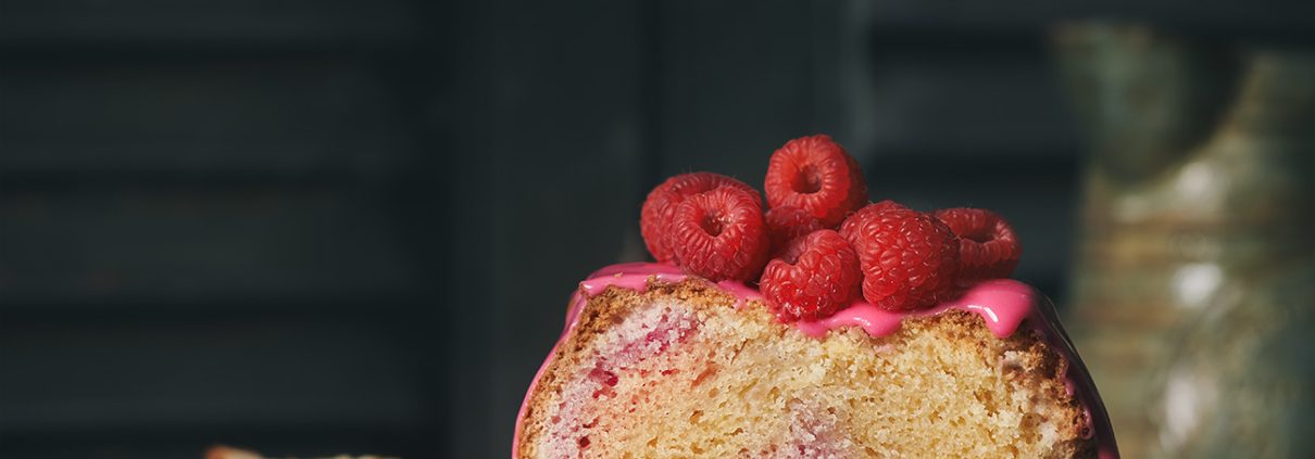 Einfacher Himbeer Marmorkuchen in pink